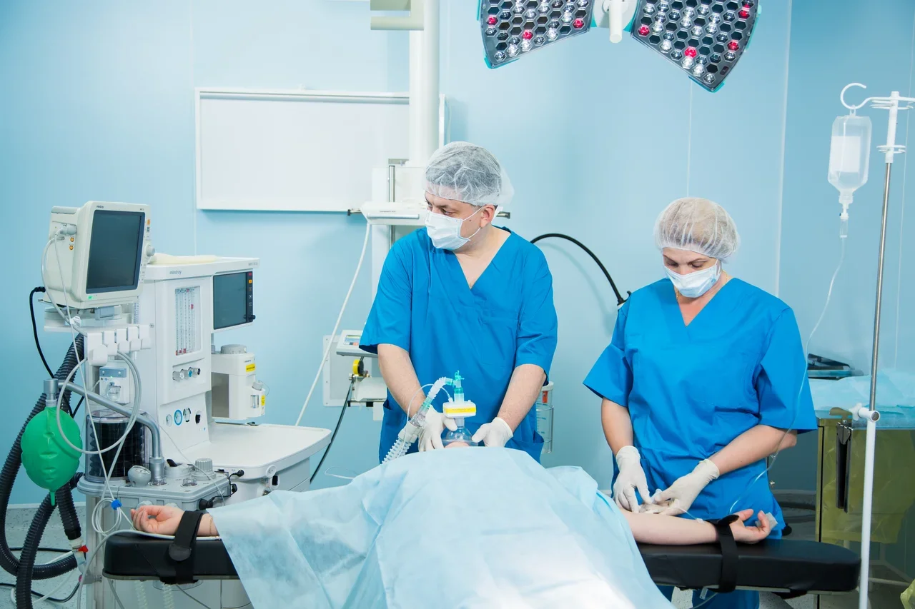 Анестезиолог в операционной